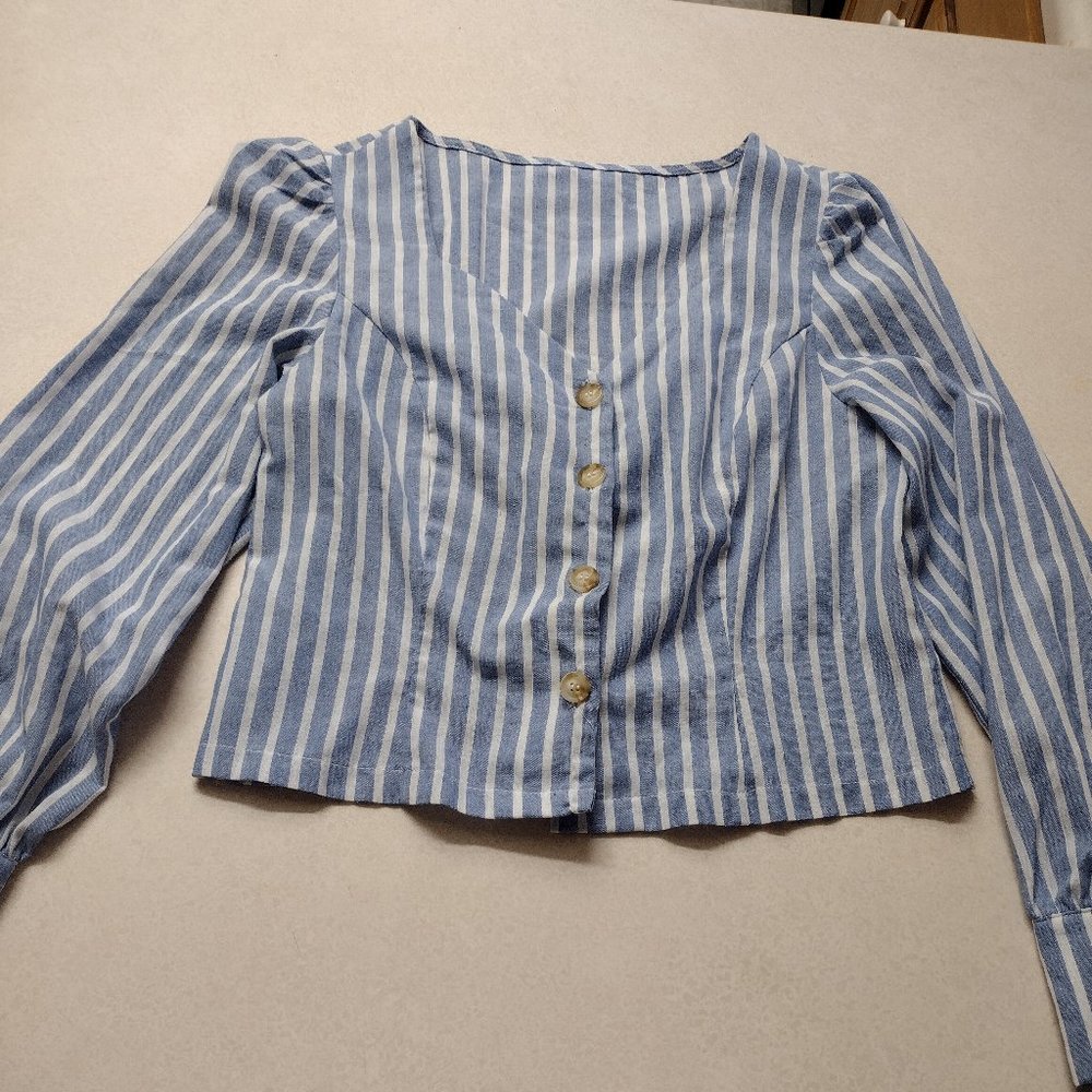 Blouse with buttons